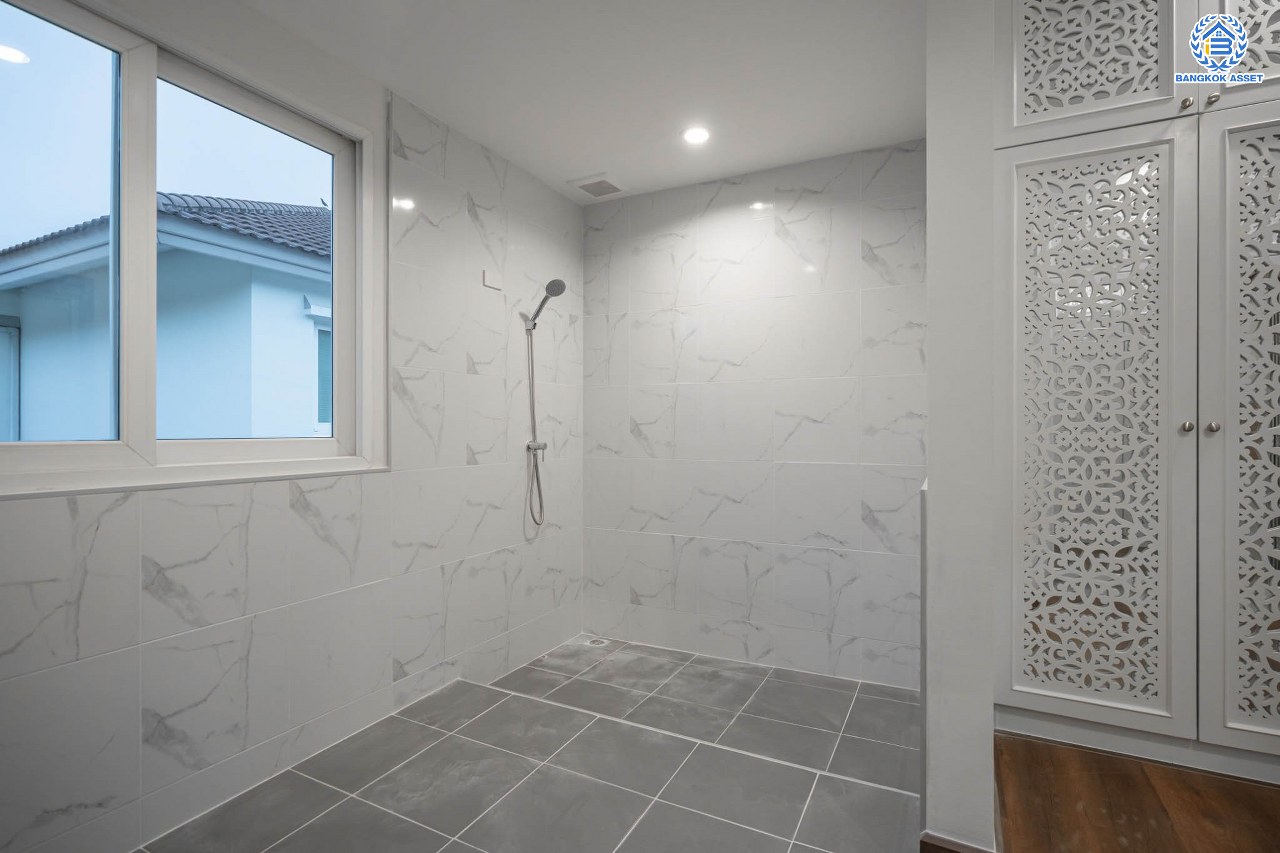 บ้านมือสองตกแต่งใหม่ โครงการ คาซ่าแกรนด์ รัตนาธิเบศร์-ราชพฤกษ์ บ้านเดี่ยวจากแบรนด์ Q.House เนื้อที่ 70 ตร.ว. ฟังก์ชัน 3 ห้องนอน 4 ห้องน้ำ 1 ห้องแม่บ้าน จอดรถได้ถึง 2 คัน พร้อม Facilities ครบครัน บนทำเลเดินทางสะดวก ติดถนนราชพฤกษ์ ใกล้เซ็นทรัลเวสต์เกต และรถไฟฟ้าสายสีม่วง "สถานีบางรักใหญ่"